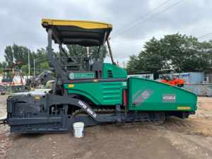 Pavimentadora de Asfalto sobre Orugas VÖGELE SUPER 1800-2L Verde con Cabina Amarilla, Maquinaria para Construcción de Carreteras - Product Image 5