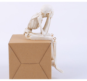 Ornement de crâne en résine fabriqué en Chine pour Halloween, design 'Ne pas voir le mal, ne pas entendre le mal, ne pas parler du mal' - Décoration artisanale squelette pour usage intérieur - Product Image 6