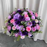 Arrangement floral artificiel romantique et rêveur, mélange de roses violettes et roses, d'hortensias et d'eucalyptus, centre de table de mariage, boule de fleurs