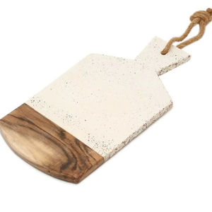 Grande planche à découper en bois avec rainure pour le jus, design rectangulaire durable, passe au lave-vaisselle, fabriquée à la main en Inde - Product Image 1