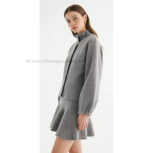 Ensemble 2 pièces en tricot gris pour femme - Manches bouffantes oversize et mini-jupe évasée - Tenue tendance - Product Image 3
