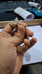 Bague de fiançailles en diamant de laboratoire poire 3.00 carats, plaqué or rose, style hip-hop, avec pierres latérales en diamant, bijoux fins de mariée - Product Image 2