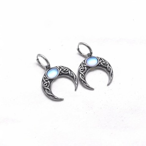 Boucles d'oreilles créoles en acier inoxydable, motif croissant de lune celtique, style gothique viking, bijoux argentés avec gemme bleue, accessoire unisexe Witchcore - Product Image 5