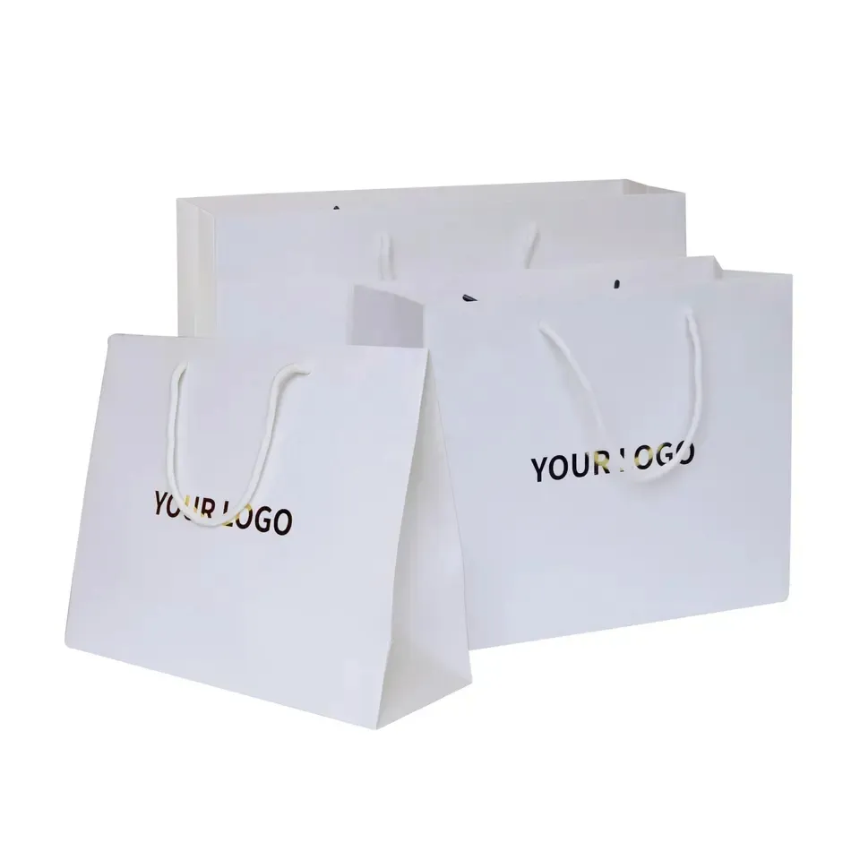Vente en gros, sac en papier Kraft blanc noir Recyclable de luxe de haute qualité avec poignée en corde PP