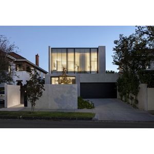 Villa moderna con estructura de acero ligero, fachada de vidrio y paredes de hormigón para uso residencial - Product Image 3