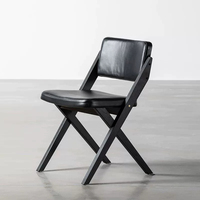 Chaise de salle à manger vintage rétro en bois massif avec accoudoirs et dossier pour usage domestique, surface en cuir, rembourrage épais et doux