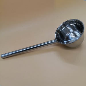 Louche en acier inoxydable de 14 cm avec manche extra long, ustensile de cuisine pour la cuisson et le service - Product Image 1