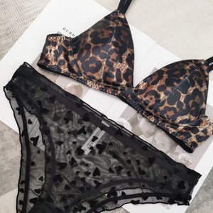 Conjunto de lencería de dos piezas, sin costuras, de color sólido, sujetador y braga, de seda satinada, con copas triangulares. - Product Image 3