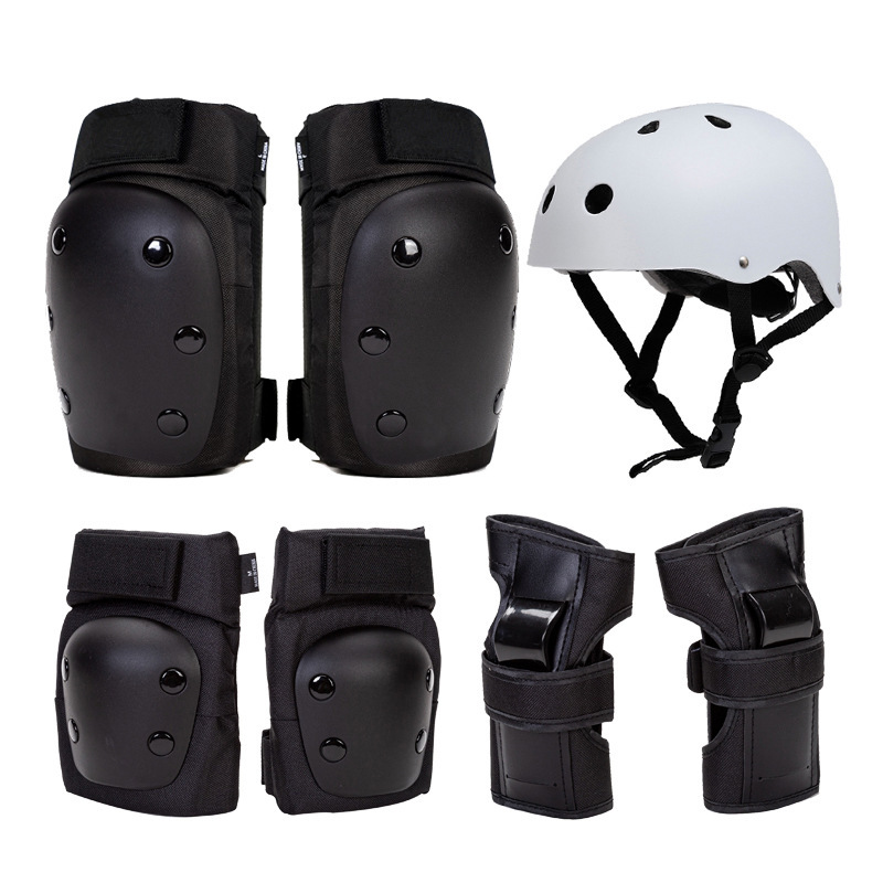Casco blanco, equipo de protección negro.