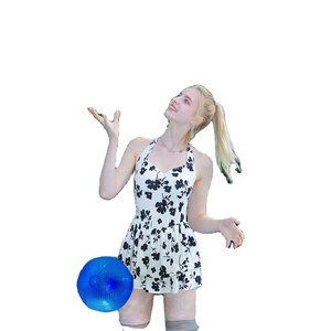 Ballon de plage en PVC LED coloré avec un design lumineux et original - Parfait pour les fêtes au bord de la piscine et les plaisirs estivaux - Product Image 3