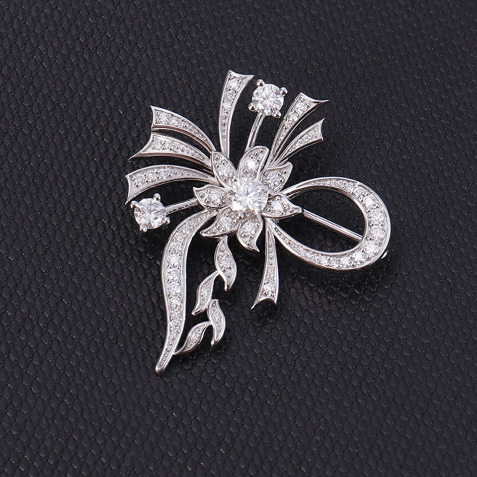 Broche en or 18 carats avec diamant moissanite
