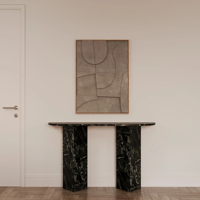 Table console en marbre travertin beige Dream Home, plateau demi-lune, base hexagonale en prisme, pierre naturelle, meuble d'entrée.