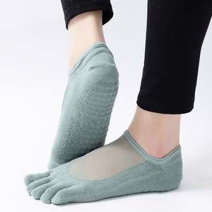 Chaussettes de sport antidérapantes à cinq doigts pour femmes en maille de soie noire - Product Image 2