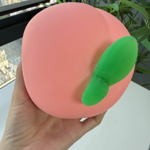 Grandes décorations réalistes en forme de pêche et de fraise à presser, super douces, pour la relaxation des mains et le soulagement du stress, en stock, vente en gros - Product Image 4
