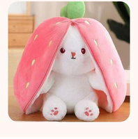 Pluche konijnenornament met aardbeienkap, zacht gevuld konijnfiguurtje voor bank, slaapkamer, huis, Halloween-feestdecoratie, cadeau