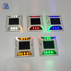 OEM Üretici Yüksek Parlaklıkta IP68 Flaşörlü Trafik İşaret Lambası Yansıtıcı Alüminyum LED Kedi Gözü Güneş Enerjili Yol Çivisi - Product Image 4