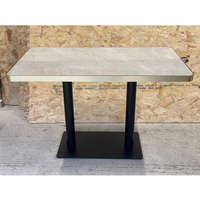 Table en marbre pour restaurant et café avec bord en acier doré
