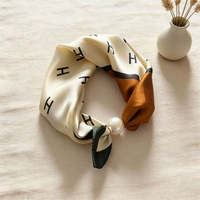 Collier bandana avec breloque initiale, foulard, écharpe, foulards décorés avec breloque, cadeau pour femme, foulard de cou, choker