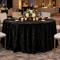 Nappe ronde en velours noir froissé de 132 pouces pour tables de banquet rondes de 72 pouces avec un rabat de 30 pouces