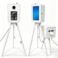 Cabina de Fotos con Pantalla Táctil de Madera Blanca, Kiosco de Selfies con Cámara DSLR Basado en iPad, Cabina de Fotos para Bodas y Eventos para Alquiler en Fiestas