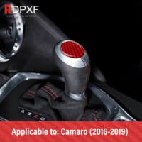 Autocollant en fibre de carbone de luxe avec adhésif facile à installer appliqué à la poignée de changement de vitesse pour les modèles Chevrolet Camaro 2016-2019