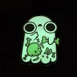 Светящиеся в темноте эмалевые значки Kawaii для Хэллоуина, сине-красные, на заказ, для головных уборов - Product Image 1
