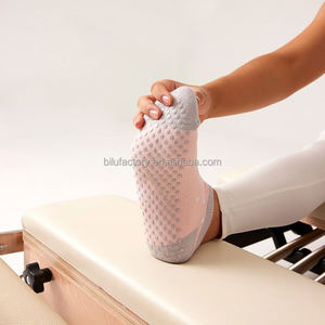 Chaussettes de Pilates BiLu personnalisables sans limite de quantité, respectueuses de l'environnement - Design personnalisable, tissu respirant - Product Image 3