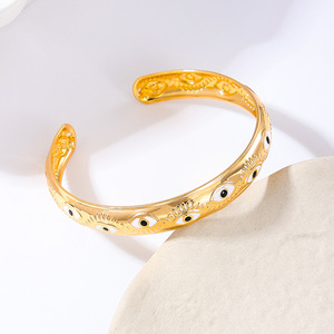 Bracelet manchette ouvert de luxe vintage pour femmes vêtements de fête à la mode avec des bijoux élégants en alliage de perles en forme de coeur en métal - Product Image 3
