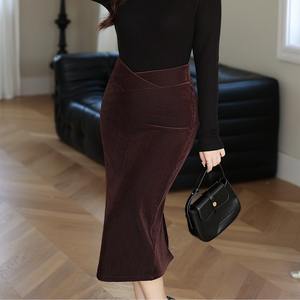 Jupe midi en velours côtelé moulante taille haute croisée en V tricotée couleur café grande taille pour femme Runqi N8828 - Product Image 2