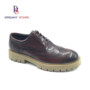 Chaussures habillées en cuir pour hommes, fabriquées à la main en Italie, de haute qualité, avec logo personnalisé, éléments sculptés et lacets. - Product Image 1