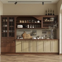 Meubles de cuisine en bois massif vert sauge, style transitionnel, avec évier intégré, charnières à fermeture amortie, panier d'angle et poignée brossée, certifiés