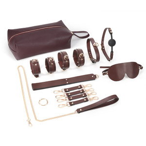 Ensemble de 8 accessoires BDSM en cuir : raquette, collier, rangement, bondage, bandeau et menottes, ceinture - Product Image 1