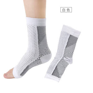 Chaussettes de sport respirantes en maille à succès avec protection des orteils et soutien de la cheville à pression réduite - Product Image 3