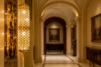 Applique murale LED cylindrique de luxe en cristal doré avec abat-jour en maille losangée, à intensité variable, pour projets de couloirs et halls d'hôtels