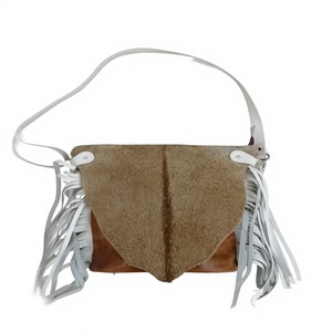 Nueva Bolsa Bandolera Unisex de Cuero Vacuno Estilo Western con Diseño Floral Grabado a Mano, 20-36L, Impermeable, Antirrobo, Disponible en Stock - Product Image 1