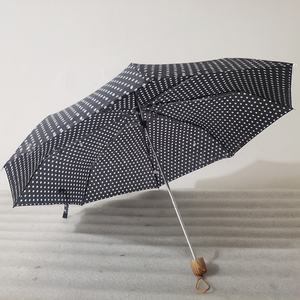 Paraguas plegable mini de lunares blancos y negros, económico, al por mayor en el mercado de <span class=keywords><strong>Mubai</strong></span> - Product Image 2