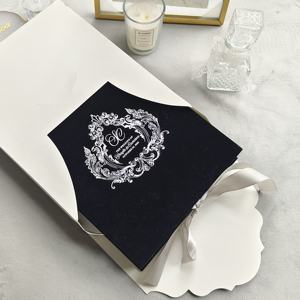 Caja de Invitación de Boda de Lujo en Terciopelo Negro con Cinta y Sobre, Impresión UV, Acrílico Dorado Espejo y Juego de Tarjetas de Detalle RSVP - Product Image 5