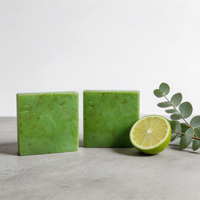 Crème exfoliante corporelle solide au parfum naturel de citron, enrichie en vitamine E, beurre de karité, huile d'olive et thé vert, exfolie en douceur, lisse et illumine la peau