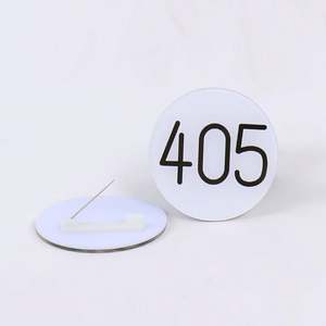 Botón de Solapa de Acrílico Transparente con Logotipo Personalizado, Impresión UV Epoxi, Diseño de Anime, Económico - Product Image 3