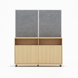 Cloison de bureau avec tableau blanc et armoire de rangement <span class=keywords><strong>sur</strong></span> <span class=keywords><strong>roulettes</strong></span>, unité modulaire roulante pour un espace de travail agile - Product Image 1