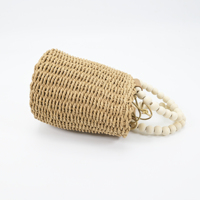 Sac à main de plage vintage de luxe pour femme avec cordon de serrage, poignée en perles de bois et design en paille couleur unie