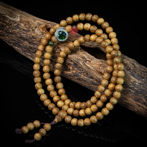 Auténtico Collar de Agarwood con 108 Cuentas de 6mm, Amuleto de Jade Mixto, Mala Artesanal de Madera de Oud en Venta - Product Image 1