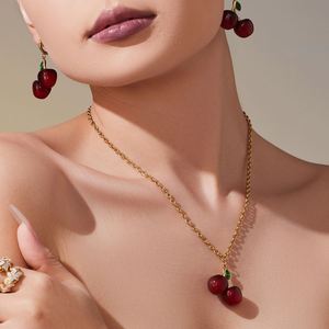 Conjunto de collar y pendientes de resina con circonitas y cerezas, de acero inoxidable dorado, estilo transfronterizo, de moda para mujer, que combina con todo y realza el estilo. - Product Image 3