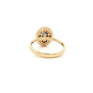 Anillo de Cóctel Ovalado con Zafiro Azul Real y Halo de Diamantes en Oro Amarillo - Product Image 3