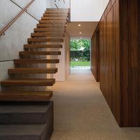 Escalier flottant sur mesure avec marches en bois de noyer et supports en acier renforcé pour projets d'intérieur sur mesure