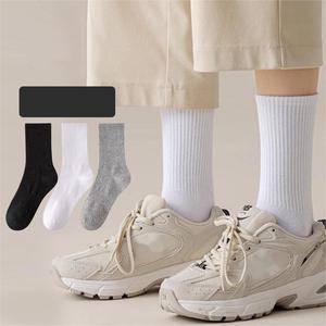 Phổ Biến Màu Rắn Thoáng Khí Tối Giản Tùy Chỉnh Màu Trắng Đen Màu Xám Thể Thao 100% Cotton Dệt Kim Chạy Vớ Người Đàn Ông Giản Dị Crew Vớ - Product Image 1