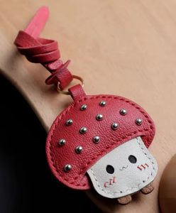 Breloque en cuir véritable en forme de champignon mignon : accessoire en cuir créatif pour mettre en valeur les détails charmants des sacs et des clés - Product Image 5