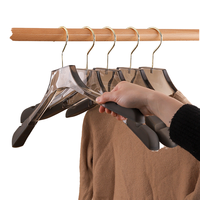 Cintres en acrylique durables robustes suspendus en plastique antidérapant pour les magasins Cintres en acrylique de style nouveau pour vêtements