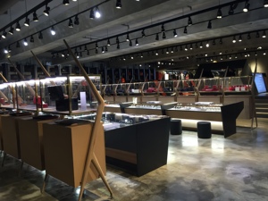 Meubles de design intérieur de magasin de vêtements haut de gamme LUX, personnalisables, simples, pour la vente de vêtements, présentoirs métalliques pour magasin de vêtements - Product Image 1