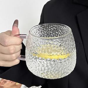 เหยือกน้ำแก้วทรงไอซ์เบิร์ก 2000 มล. ลายตอกแบบดั้งเดิม ภาชนะใส่เครื่องดื่มในครัวเรือน สไตล์จีนเรียบง่าย - Product Image 1